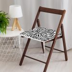 - Frm-8105-Beyaz-Zemin-Uzerinde-Siyah-Geometrik-Desenli-Dijital-Baskili-Modern-Fermuarli-Sandalye-Minderi-2 - Realhomes Beyaz Zemin Üzerinde Siyah Geometrik Desenli Dijital Baskılı Modern Fermuarlı Sandalye Minderi Realhomes