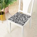 - Frm-8105-Beyaz-Zemin-Uzerinde-Siyah-Geometrik-Desenli-Dijital-Baskili-Modern-Fermuarli-Sandalye-Minderi-3 - Realhomes Beyaz Zemin Üzerinde Siyah Geometrik Desenli Dijital Baskılı Modern Fermuarlı Sandalye Minderi Realhomes