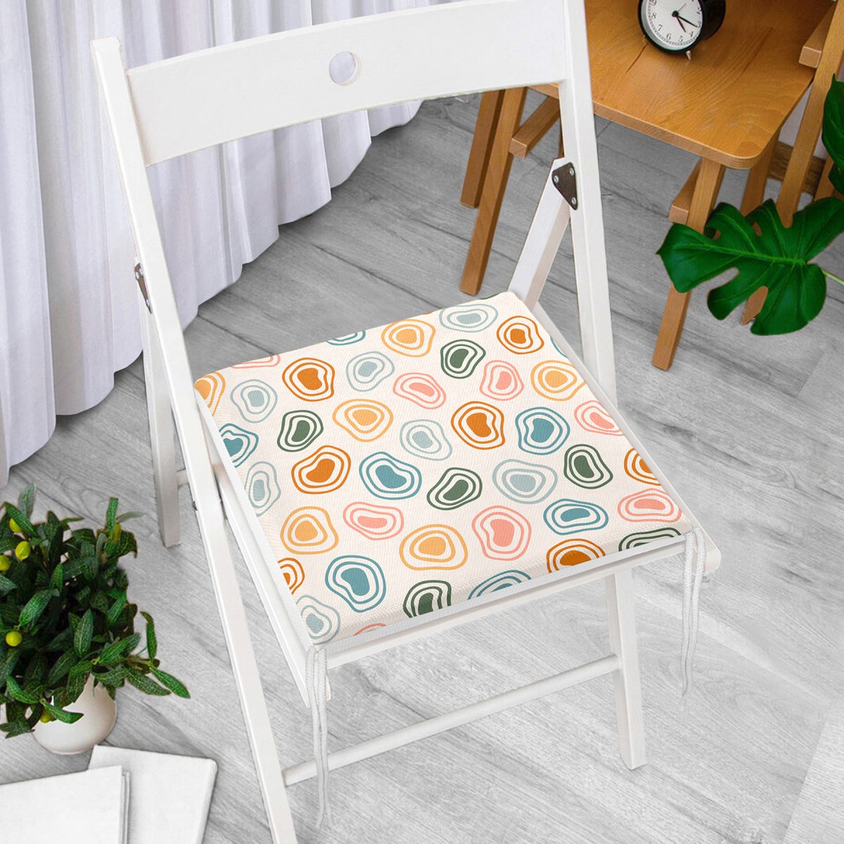 Pastel Zemin Üzerinde Geometrik Desenli Dijital Baskılı Modern Fermuarlı Sandalye Minderi Realhomes