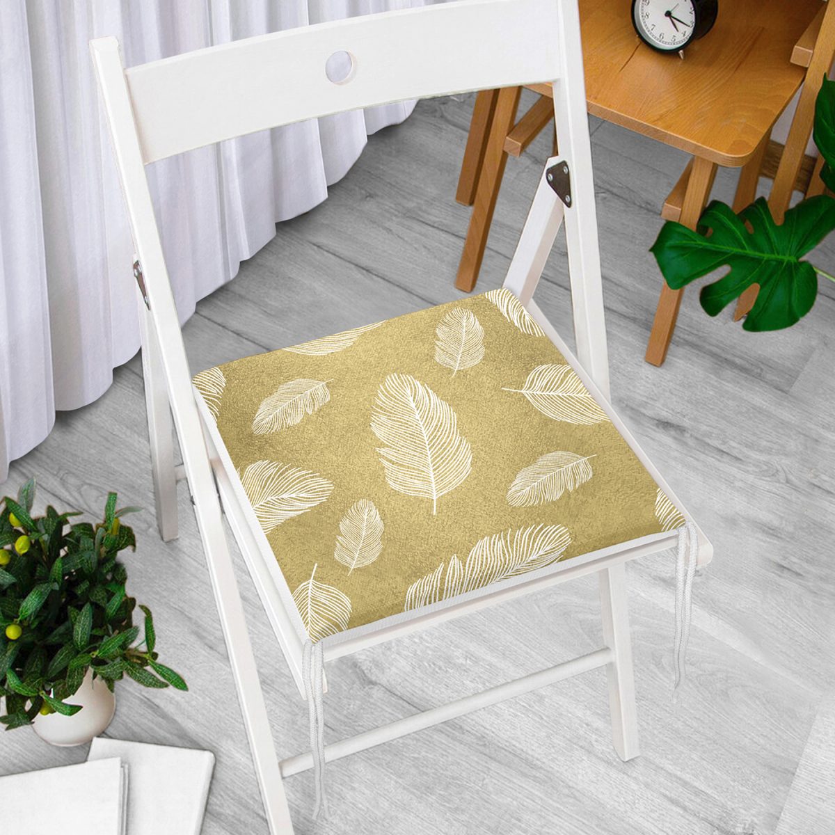 Gold Zemin Üzerinde Beyaz Renkli Yaprak Desenli Dijital Baskılı Modern Fermuarlı Sandalye Minderi Realhomes