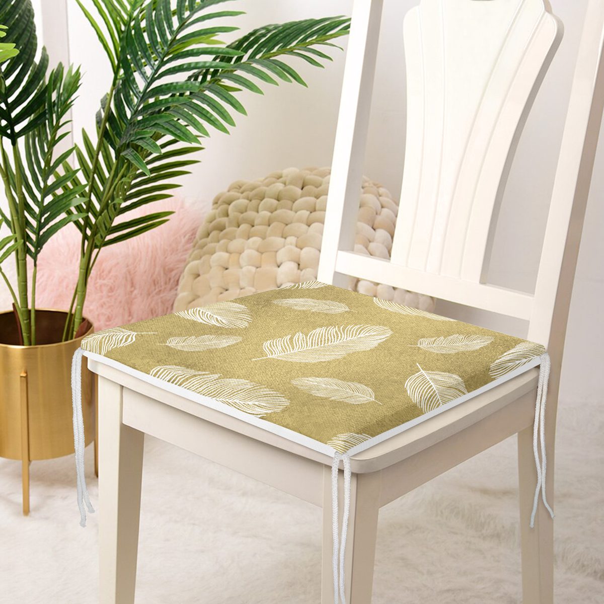 Gold Zemin Üzerinde Beyaz Renkli Yaprak Desenli Dijital Baskılı Modern Fermuarlı Sandalye Minderi Realhomes
