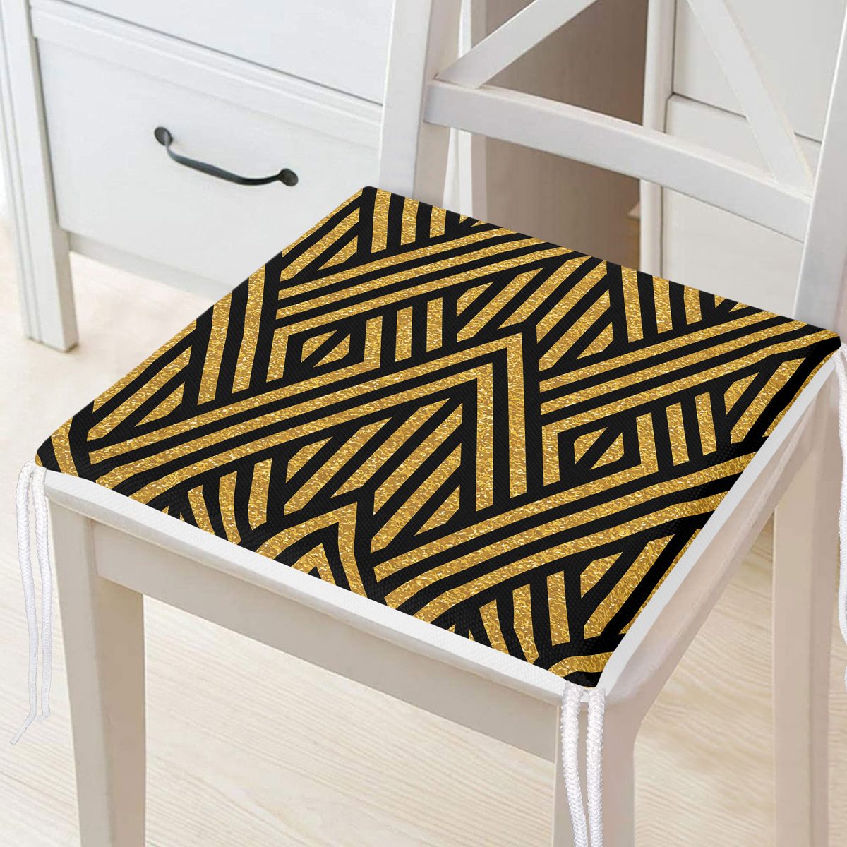 Gold Zemin Üzerinde Siyah Geometrik Desenli Dijital Baskılı Modern Fermuarlı Sandalye Minderi Realhomes