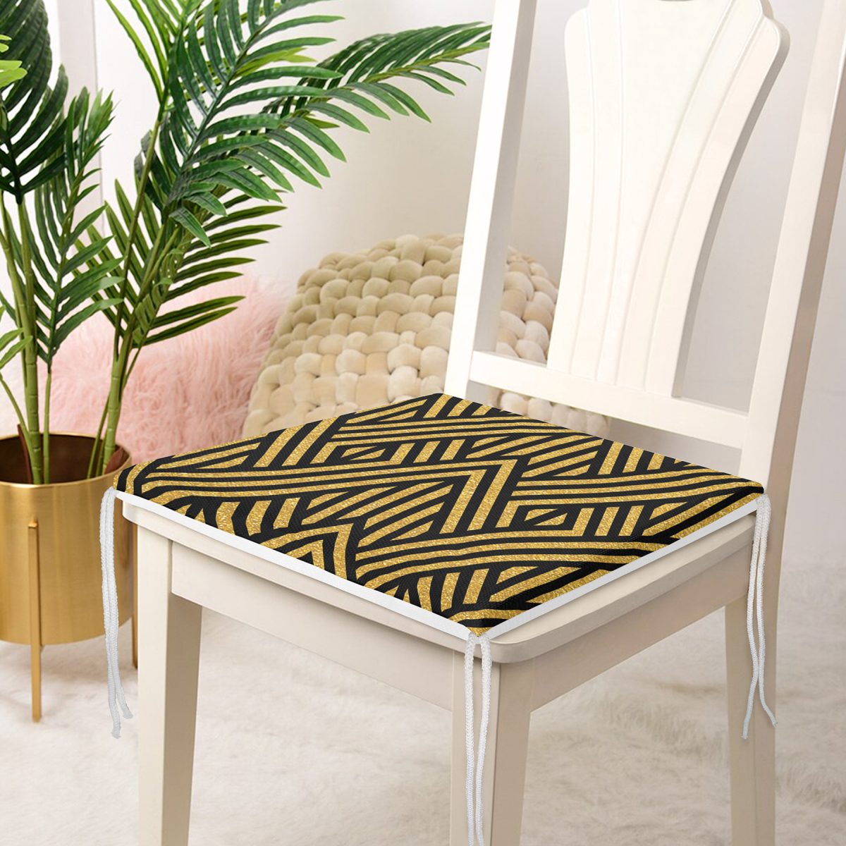 Gold Zemin Üzerinde Siyah Geometrik Desenli Dijital Baskılı Modern Fermuarlı Sandalye Minderi Realhomes