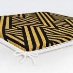 - Frm-8203-Gold-Zemin-Uzerinde-Siyah-Geometrik-Desenli-Dijital-Baskili-Modern-Fermuarli-Sandalye-Minderi-5 - Realhomes Gold Zemin Üzerinde Siyah Geometrik Desenli Dijital Baskılı Modern Fermuarlı Sandalye Minderi Realhomes