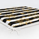 - Frm-8209-Beyaz-Zeminde-Siyah-Dekoratif-Cizgili-Gold-Desenli-Kar-tanesi-Dijital-Baskili-Modern-Fermuarli-Sandalye-Minderi-5 - Realhomes Beyaz Zeminde Siyah Dekoratif Çizgili Gold Desenli Kar tanesi Dijital Baskılı Modern Fermuarlı Sandalye Minderi Realhomes