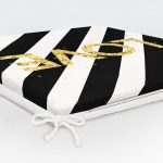 - Frm-8212-Beyaz-Zeminde-Siyah-Yatay-Cizgili-Gold-Renkli-Love-Yazili-Dijital-Baskili-Modern-Fermuarli-Sandalye-Minderi-5 - Realhomes Beyaz Zeminde Siyah Yatay Çizgili Gold Renkli Love Yazılı Dijital Baskılı Modern Fermuarlı Sandalye Minderi Realhomes