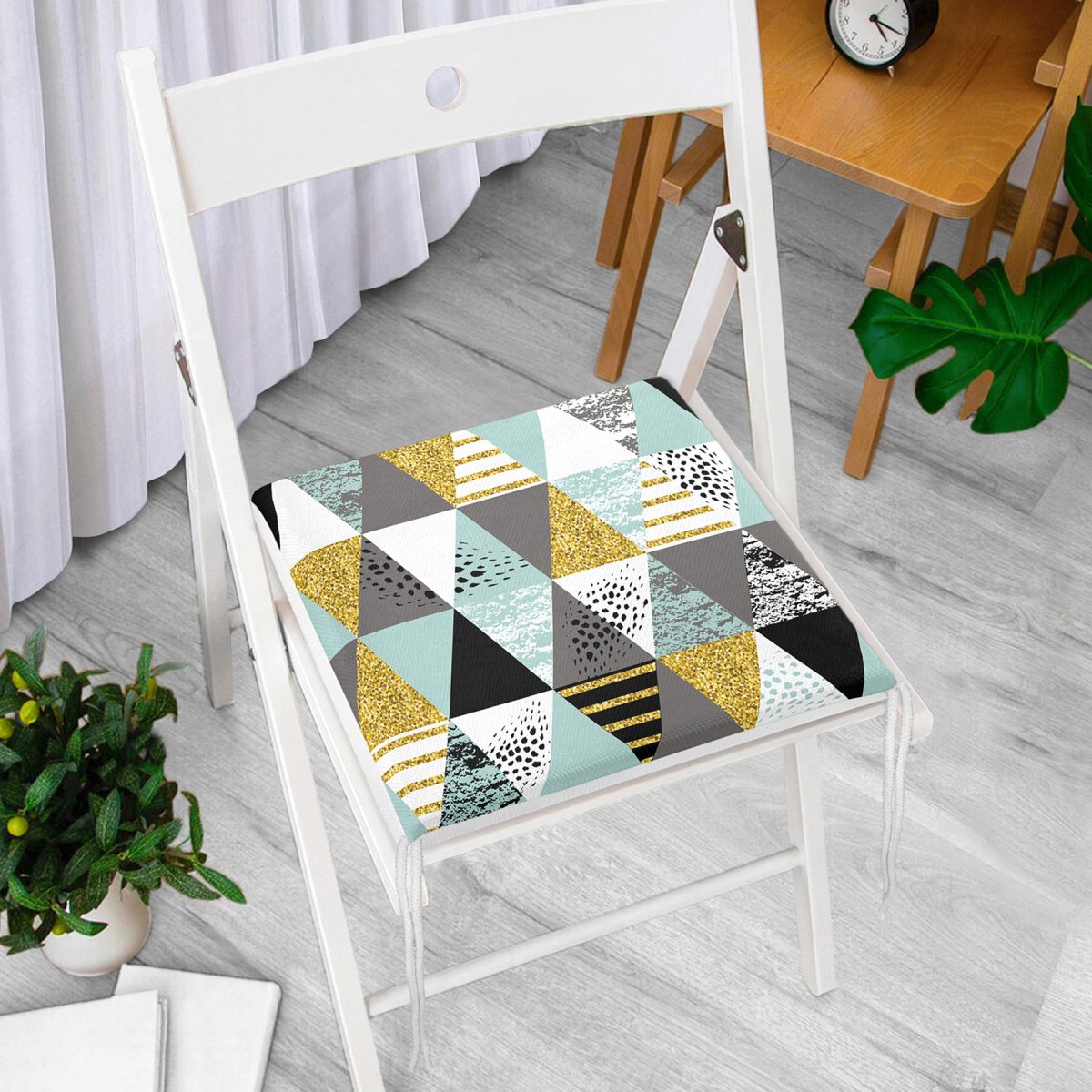 Pastel Zemin Üzerinde Gold Detaylı Geometrik Desenli Dijital Baskılı Modern Fermuarlı Sandalye Minderi Realhomes