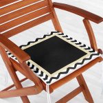 - Frm-8251-Beyaz-Zemin-Uzerinde-Gold-Detayli-Siyah-Zikzak-Desenli-Dijital-Baskili-Modern-Fermuarli-Sandalye-Minderi-1 - Realhomes Beyaz Zemin Üzerinde Gold Detaylı Siyah Zikzak Desenli Dijital Baskılı Modern Fermuarlı Sandalye Minderi Realhomes