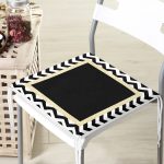 - Frm-8251-Beyaz-Zemin-Uzerinde-Gold-Detayli-Siyah-Zikzak-Desenli-Dijital-Baskili-Modern-Fermuarli-Sandalye-Minderi - Realhomes Beyaz Zemin Üzerinde Gold Detaylı Siyah Zikzak Desenli Dijital Baskılı Modern Fermuarlı Sandalye Minderi Realhomes