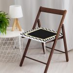 - Frm-8251-Beyaz-Zemin-Uzerinde-Gold-Detayli-Siyah-Zikzak-Desenli-Dijital-Baskili-Modern-Fermuarli-Sandalye-Minderi-2 - Realhomes Beyaz Zemin Üzerinde Gold Detaylı Siyah Zikzak Desenli Dijital Baskılı Modern Fermuarlı Sandalye Minderi Realhomes