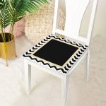 - Frm-8251-Beyaz-Zemin-Uzerinde-Gold-Detayli-Siyah-Zikzak-Desenli-Dijital-Baskili-Modern-Fermuarli-Sandalye-Minderi-3 - Realhomes Beyaz Zemin Üzerinde Gold Detaylı Siyah Zikzak Desenli Dijital Baskılı Modern Fermuarlı Sandalye Minderi Realhomes