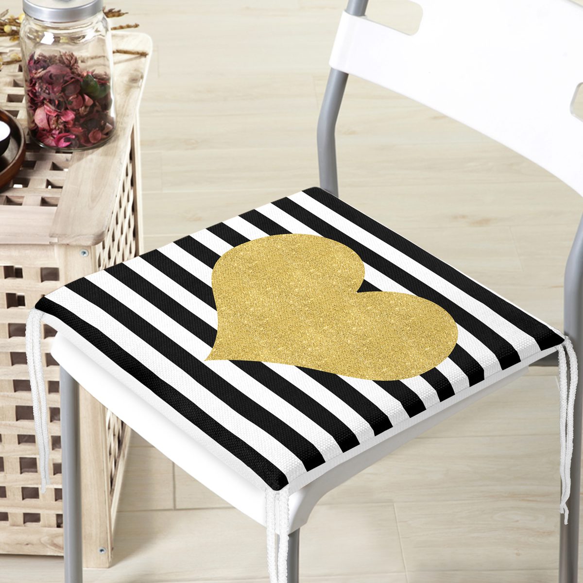 Beyaz Zeminde Siyah Yatay Çizgili Gold Detaylı Kalp Desenli Dijital Baskılı Modern Fermuarlı Sandalye Minderi Realhomes