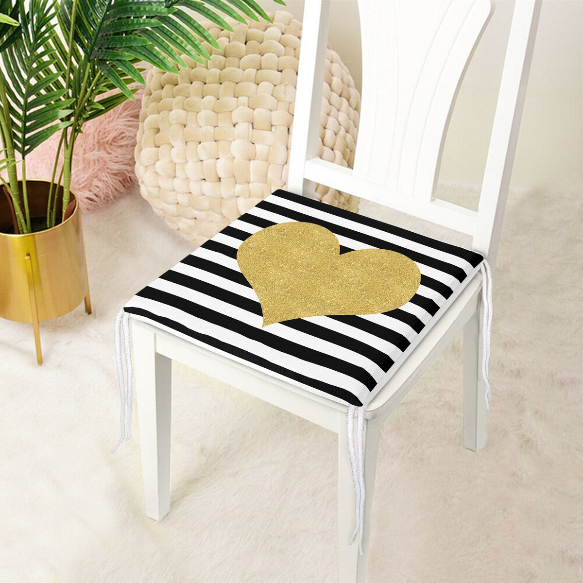 Beyaz Zeminde Siyah Yatay Çizgili Gold Detaylı Kalp Desenli Dijital Baskılı Modern Fermuarlı Sandalye Minderi Realhomes