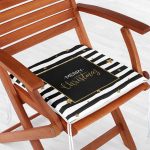 - Frm-8287-Beyaz-Zemin-Uzerinde-Gold-Yazili-Merry-Christmas-Dijital-Baskili-Modern-Fermuarli-Sandalye-Minderi-1 - Realhomes Beyaz Zemin Üzerinde Gold Yazılı Merry Christmas Dijital Baskılı Modern Fermuarlı Sandalye Minderi Realhomes