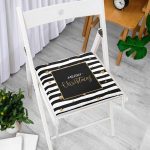 - Frm-8287-Beyaz-Zemin-Uzerinde-Gold-Yazili-Merry-Christmas-Dijital-Baskili-Modern-Fermuarli-Sandalye-Minderi - Realhomes Beyaz Zemin Üzerinde Gold Yazılı Merry Christmas Dijital Baskılı Modern Fermuarlı Sandalye Minderi Realhomes