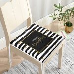 - Frm-8287-Beyaz-Zemin-Uzerinde-Gold-Yazili-Merry-Christmas-Dijital-Baskili-Modern-Fermuarli-Sandalye-Minderi-2 - Realhomes Beyaz Zemin Üzerinde Gold Yazılı Merry Christmas Dijital Baskılı Modern Fermuarlı Sandalye Minderi Realhomes