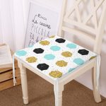 - Frm-8289-Beyaz-Zemin-Uzerinde-Gold-Detayli-Geometrik-Desenli-Dijital-Baskili-Modern-Fermuarli-Sandalye-Minderi - Realhomes Beyaz Zemin Üzerinde Gold Detaylı Geometrik Desenli Dijital Baskılı Modern Fermuarlı Sandalye Minderi Realhomes