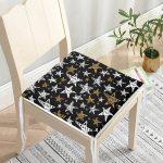 - Frm-8297-Siyah-Zemin-Uzerinde-Gold-Detayli-Beyaz-Yildiz-Desenli-Dijital-Baskili-Modern-Fermuarli-Sandalye-Minderi-2 - Realhomes Siyah Zemin Üzerinde Gold Detaylı Beyaz Yıldız Desenli Dijital Baskılı Modern Fermuarlı Sandalye Minderi Realhomes