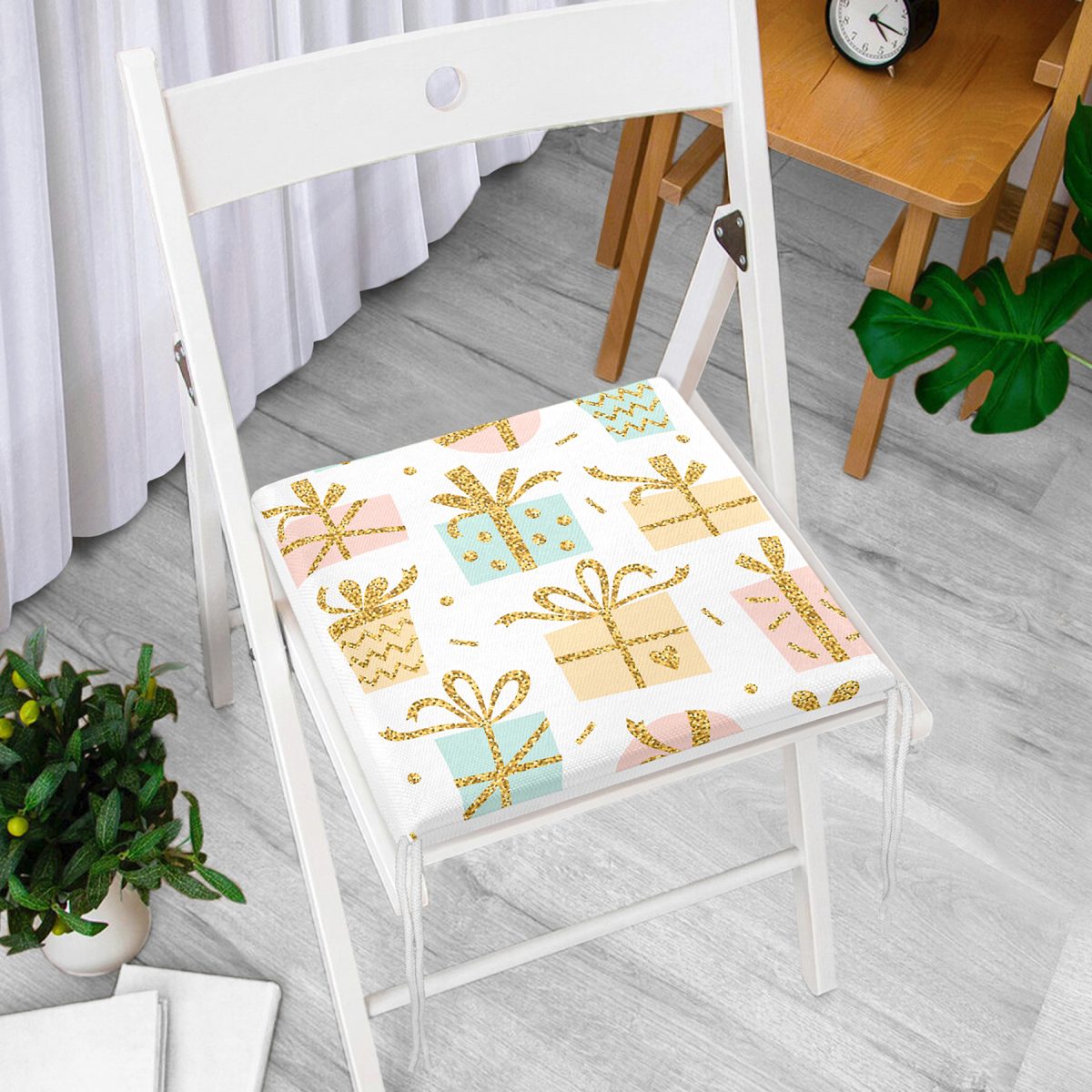 Beyaz Zemin Üzerinde Gold Detaylı Hediye Paketi Desenli Dijital Baskılı Modern Fermuarlı Sandalye Minderi Realhomes