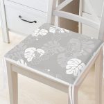 - Frm-8450-Gri-Zemin-Uzerinde-Beyaz-Yaprak-Desenli-Dijital-Baskili-Modern-Fermuarli-Sandalye-Minderi - Realhomes Gri Zemin Üzerinde Beyaz Yaprak Desenli Dijital Baskılı Modern Fermuarlı Sandalye Minderi Realhomes