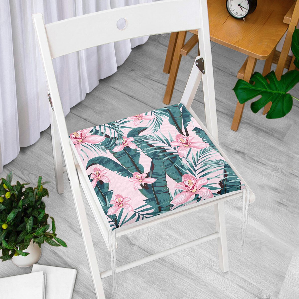 Renkli Zemin Üzerinde Çiçek Desenli Dijital Baskılı Modern Fermuarlı Sandalye Minderi Realhomes