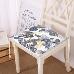 - Frm-8574-Beyaz-Zemin-Uzerinde-Gold-Detayli-Yaprak-Desenli-Dijital-Baskili-Modern-Fermuarli-Sandalye-Minderi - Realhomes Beyaz Zemin Üzerinde Gold Detaylı Yaprak Desenli Dijital Baskılı Modern Fermuarlı Sandalye Minderi Realhomes