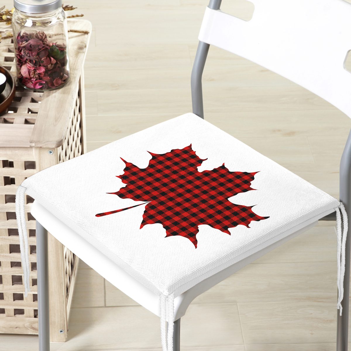 Beyaz Zemin Üzerinde Ekose Desenli Yaprak Dijital Baskılı Modern Fermuarlı Sandalye Minderi Realhomes