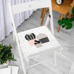 - Frm-8846-Beyaz-Zemin-Uzerinde-Siyah-Puantiyeli-Kaktus-Desenli-Dijital-Baskili-Modern-Fermuarli-Sandalye-Minderi-1 - Realhomes Beyaz Zemin Üzerinde Siyah Puantiyeli Kaktüs Desenli Dijital Baskılı Modern Fermuarlı Sandalye Minderi Realhomes