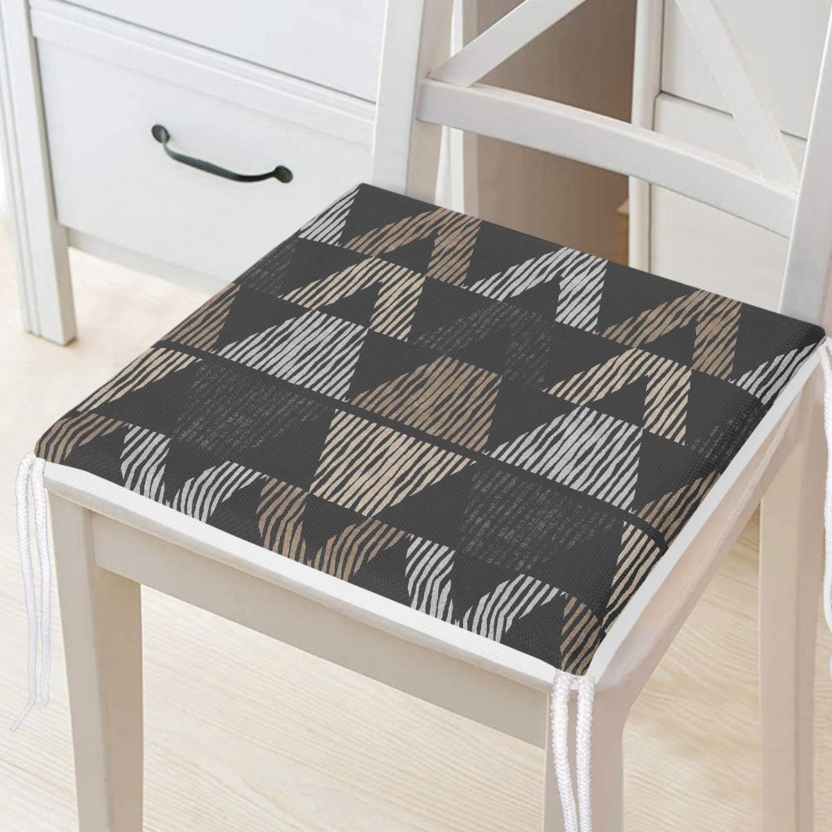 Siyah Zemin Geometrik Üçgen Tasarımlı Fermuarlı Sandalye Minderi Realhomes