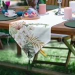 - UcgenRunner-10001-Gorsel - Realhomes  Tropik Yaprak Motifli Dijital Baskılı Dekoratif Püsküllü Şönil Üçgen Runner Realhomes