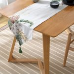 - UcgenRunner-10001-Gorsel-2 - Realhomes  Tropik Yaprak Motifli Dijital Baskılı Dekoratif Püsküllü Şönil Üçgen Runner Realhomes