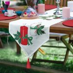 Çam Ağacı Yaprakları İçinde Mumluk Tasarımlı Dijital Baskılı Dekoratif Püsküllü Şönil Üçgen Runner Realhomes