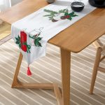 Çam Ağacı Yaprakları İçinde Mumluk Tasarımlı Dijital Baskılı Dekoratif Püsküllü Şönil Üçgen Runner Realhomes