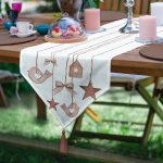 - UcgenRunner-10061-Gorsel - Realhomes Tahta Süsler Tasarımlı Dijital Baskılı Dekoratif Püsküllü Şönil Üçgen Runner Realhomes