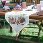 - UcgenRunner-10062-Gorsel - Realhomes Çam Yapraklı Mum Tasarımlı Dijital Baskılı Modern Püsküllü Şönil Üçgen Runner Realhomes