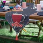 - UcgenRunner-10102-Gorsel - Realhomes  Lacivert Zemin Kırmızı Bardak Desenli Dijital Baskılı Modern Püsküllü Şönil Üçgen Runner Realhomes