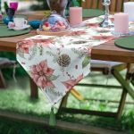 - UcgenRunner-10134-Gorsel - Realhomes Kırmızı Gül & Kozalak Tasarımlı Dijital Baskılı Modern Püsküllü Şönil Üçgen Runner Realhomes