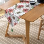 - UcgenRunner-10134-Gorsel-2 - Realhomes Kırmızı Gül & Kozalak Tasarımlı Dijital Baskılı Modern Püsküllü Şönil Üçgen Runner Realhomes