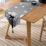 Gri Kar Taneli Zemin Hediye Paketleri Desenli Dijital Baskılı Dekoratif Püsküllü Şönil Üçgen Runner Realhomes