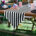 RealHomes Siyah Beyaz Çizgili Dekoratif Püsküllü Şönil Üçgen Runner Realhomes