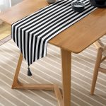 RealHomes Siyah Beyaz Çizgili Dekoratif Püsküllü Şönil Üçgen Runner Realhomes