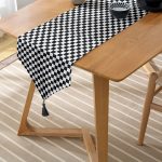 Realhomes Siyah Beyaz Ekose Desenli Dekoratif Özel Tasarım Püsküllü Şönil Üçgen Runner Realhomes