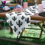 - UcgenRunner-2028-Gorsel - Realhomes  Realhomes Siyah Beyaz Kaktüs Desenli Dekoratif Özel Tasarım Püsküllü Şönil Üçgen Runner Realhomes