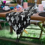 Realhomes Siyah Beyaz Kaktüs Baskılı Dekoratif Özel Tasarım Püsküllü Şönil Üçgen Runner Realhomes