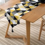 Realhomes Üçgen Mozaik Desenli Dijital Baskılı Özel Tasarım Püsküllü Şönil Üçgen Runner Realhomes