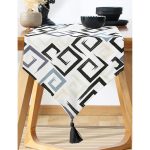 - UcgenRunner-2381-Gorsel-1 - Realhomes Gri Siyah Labirent Çizimli Modern Dijital Baskılı Püsküllü Şönil Üçgen Runner Realhomes