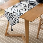 - UcgenRunner-2381-Gorsel-2 - Realhomes Gri Siyah Labirent Çizimli Modern Dijital Baskılı Püsküllü Şönil Üçgen Runner Realhomes