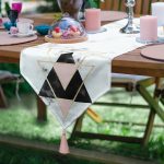 - UcgenRunner-2406-Gorsel - Realhomes  Yaldız Renk Ters Üçgen Desenli Dekoratif Püsküllü Şönil Üçgen Runner Realhomes