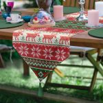 Yılbaşı Geyikleri ve Ağaçlar Baskılı Dekoratif Püsküllü Şönil Üçgen Runner Realhomes