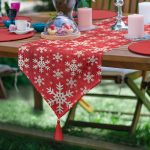 - UcgenRunner-3031-Gorsel - Realhomes Realhomes Beyaz Kar Taneleri Motifli Dijital Baskılı Dekoratif Özel Tasarım Püsküllü Şönil Üçgen Runner Realhomes